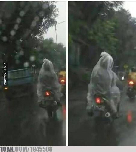 Buat 3 Orang Ini, Kayanya Mending Nggak Bisa Nafas Daripada Basah Kuyup
